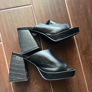 SHEIN Black Croc-Pattern Platform Sandals